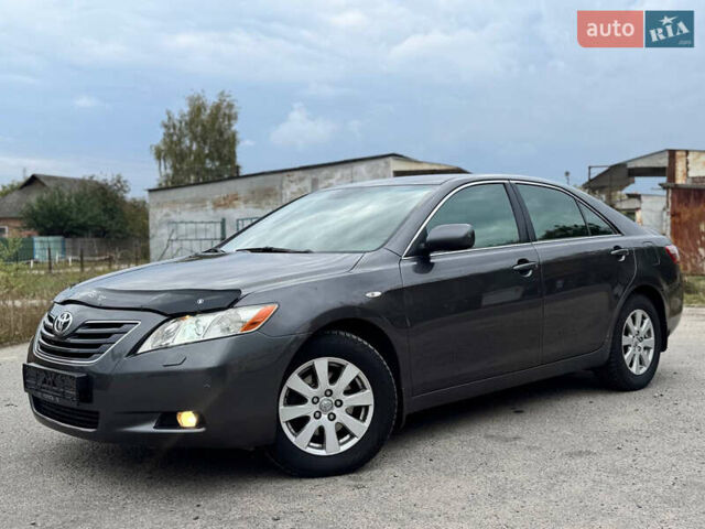 Серый Тойота Камри, объемом двигателя 2.4 л и пробегом 162 тыс. км за 9550 $, фото 1 на Automoto.ua
