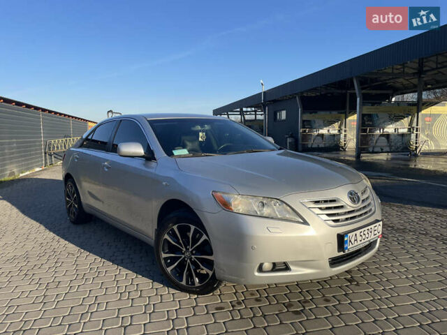 Серый Тойота Камри, объемом двигателя 2.4 л и пробегом 315 тыс. км за 9500 $, фото 1 на Automoto.ua