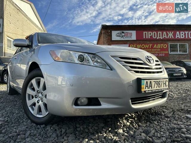 Сірий Тойота Камрі, об'ємом двигуна 2.4 л та пробігом 241 тис. км за 7700 $, фото 1 на Automoto.ua