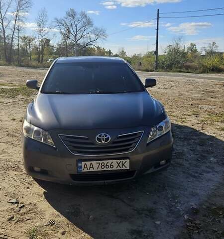 Серый Тойота Камри, объемом двигателя 2.4 л и пробегом 358 тыс. км за 10000 $, фото 1 на Automoto.ua