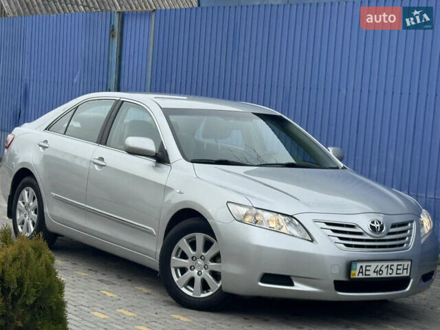 Сірий Тойота Камрі, об'ємом двигуна 2.4 л та пробігом 67 тис. км за 12900 $, фото 1 на Automoto.ua