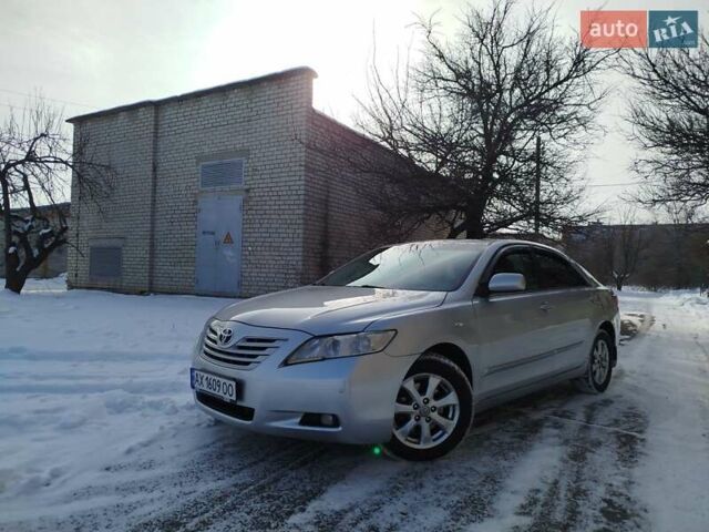 Серый Тойота Камри, объемом двигателя 2.4 л и пробегом 251 тыс. км за 8700 $, фото 1 на Automoto.ua
