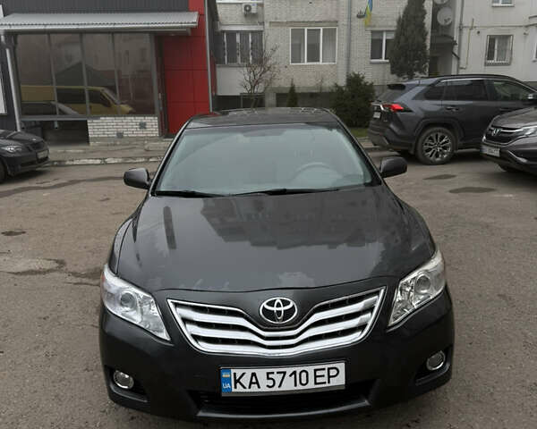 Серый Тойота Камри, объемом двигателя 2.5 л и пробегом 214 тыс. км за 7300 $, фото 1 на Automoto.ua