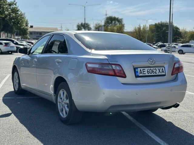 Серый Тойота Камри, объемом двигателя 2.4 л и пробегом 237 тыс. км за 9299 $, фото 1 на Automoto.ua