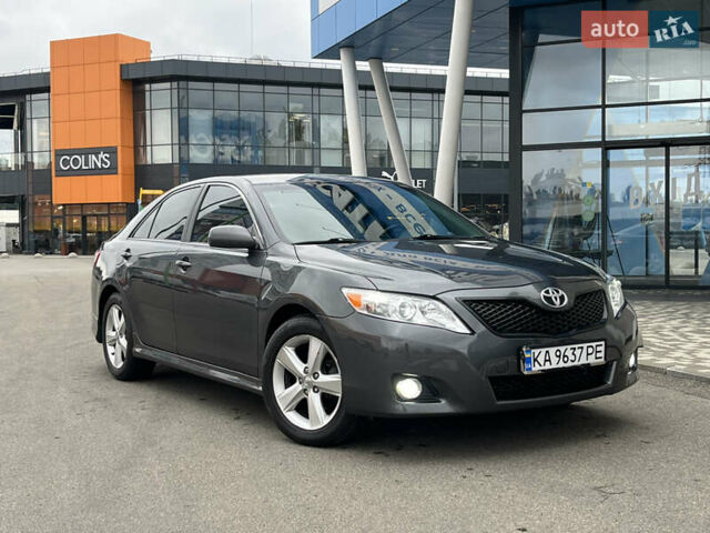 Серый Тойота Камри, объемом двигателя 2.49 л и пробегом 213 тыс. км за 8890 $, фото 1 на Automoto.ua