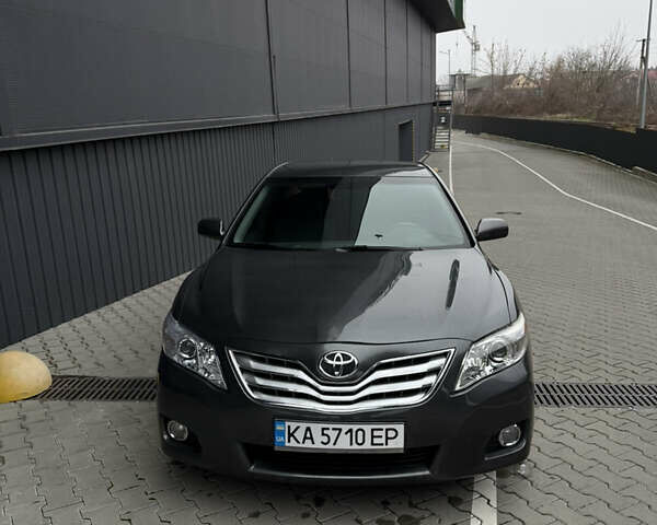 Сірий Тойота Камрі, об'ємом двигуна 2.5 л та пробігом 212 тис. км за 7300 $, фото 1 на Automoto.ua