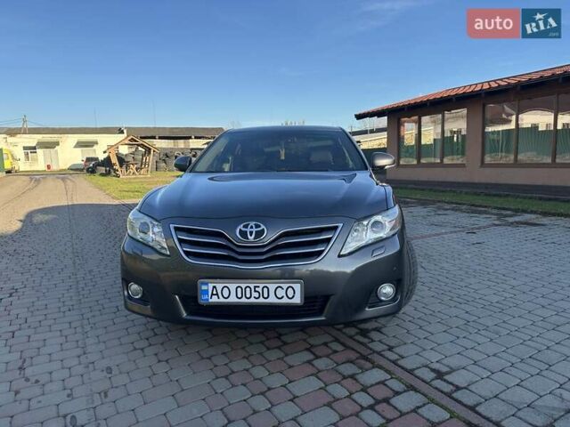 Серый Тойота Камри, объемом двигателя 2.36 л и пробегом 258 тыс. км за 9500 $, фото 1 на Automoto.ua