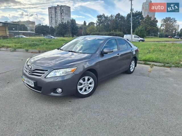 Серый Тойота Камри, объемом двигателя 2.36 л и пробегом 203 тыс. км за 9500 $, фото 1 на Automoto.ua