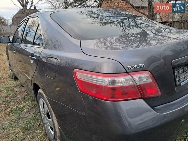 Серый Тойота Камри, объемом двигателя 2.4 л и пробегом 200 тыс. км за 4699 $, фото 1 на Automoto.ua