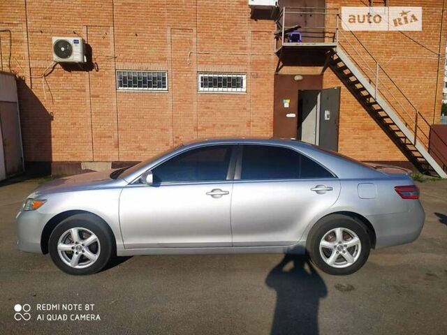 Серый Тойота Камри, объемом двигателя 2.49 л и пробегом 198 тыс. км за 11950 $, фото 1 на Automoto.ua