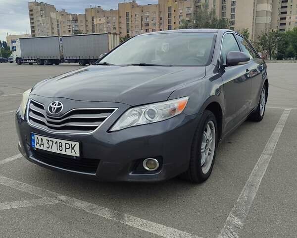 Сірий Тойота Камрі, об'ємом двигуна 2.4 л та пробігом 297 тис. км за 6700 $, фото 1 на Automoto.ua