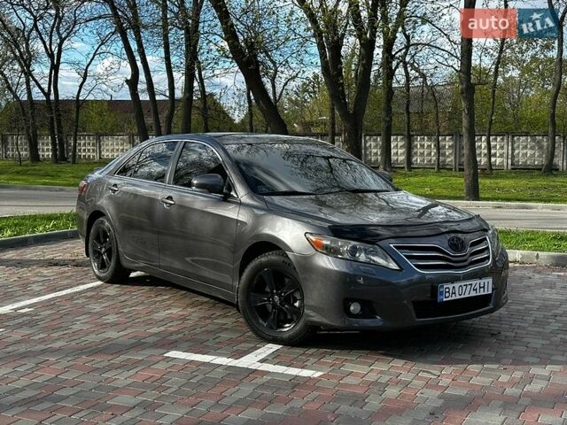 Серый Тойота Камри, объемом двигателя 2.36 л и пробегом 207 тыс. км за 9200 $, фото 1 на Automoto.ua