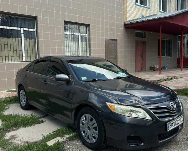 Серый Тойота Камри, объемом двигателя 2.49 л и пробегом 309 тыс. км за 7500 $, фото 1 на Automoto.ua