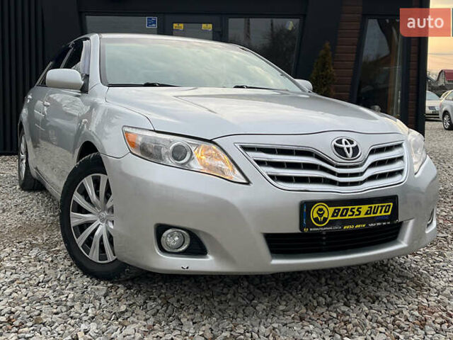 Сірий Тойота Камрі, об'ємом двигуна 2.49 л та пробігом 200 тис. км за 9999 $, фото 1 на Automoto.ua