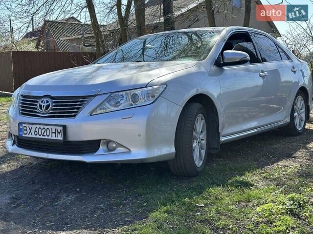 Сірий Тойота Камрі, об'ємом двигуна 2.5 л та пробігом 221 тис. км за 13500 $, фото 1 на Automoto.ua