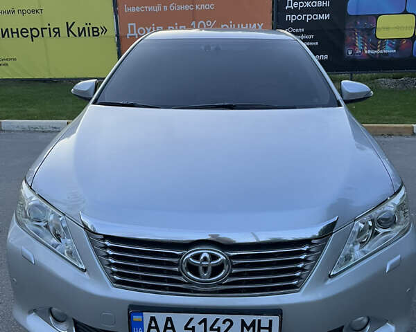 Сірий Тойота Камрі, об'ємом двигуна 2.5 л та пробігом 135 тис. км за 14700 $, фото 1 на Automoto.ua