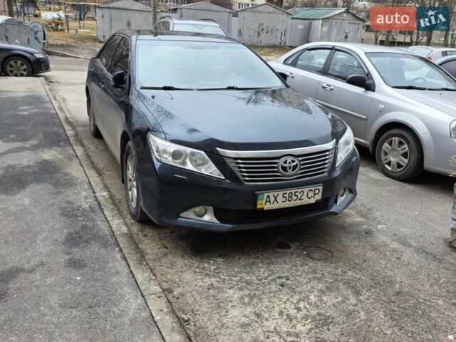 Серый Тойота Камри, объемом двигателя 2.5 л и пробегом 105 тыс. км за 13500 $, фото 1 на Automoto.ua