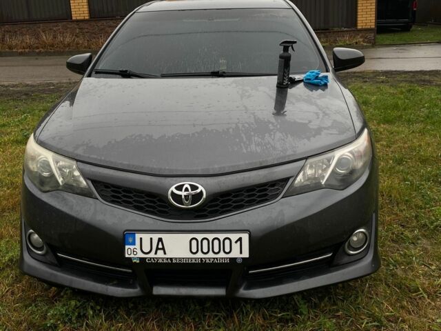 Серый Тойота Камри, объемом двигателя 2.5 л и пробегом 220 тыс. км за 12950 $, фото 1 на Automoto.ua