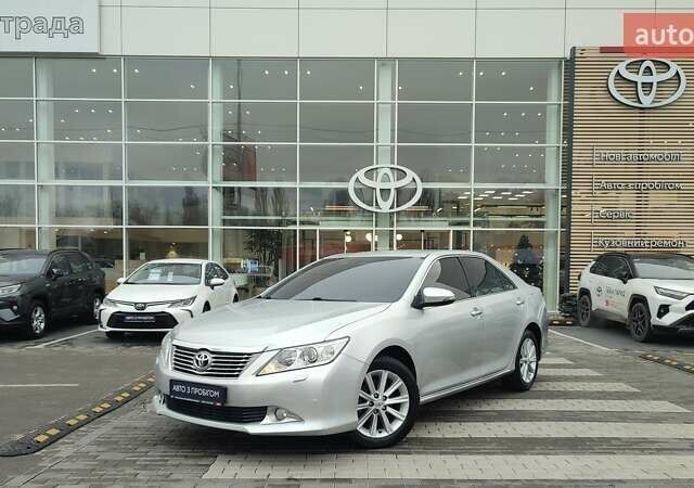 Сірий Тойота Камрі, об'ємом двигуна 2.5 л та пробігом 201 тис. км за 14556 $, фото 1 на Automoto.ua