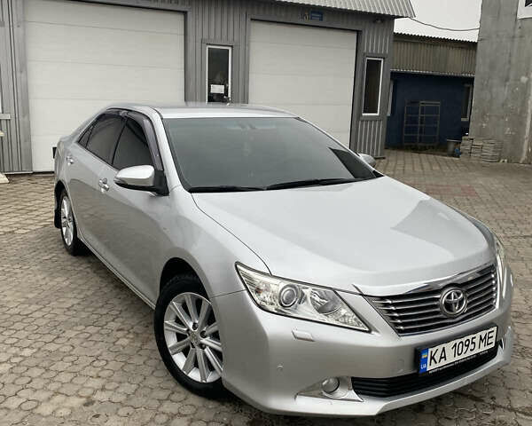 Сірий Тойота Камрі, об'ємом двигуна 2.5 л та пробігом 136 тис. км за 16500 $, фото 1 на Automoto.ua