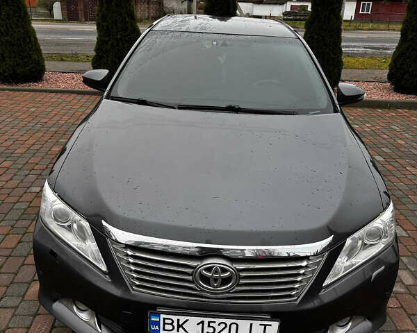 Серый Тойота Камри, объемом двигателя 2.49 л и пробегом 253 тыс. км за 10799 $, фото 1 на Automoto.ua