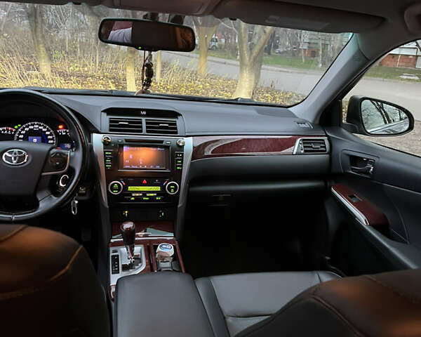 Серый Тойота Камри, объемом двигателя 2.5 л и пробегом 200 тыс. км за 14000 $, фото 1 на Automoto.ua