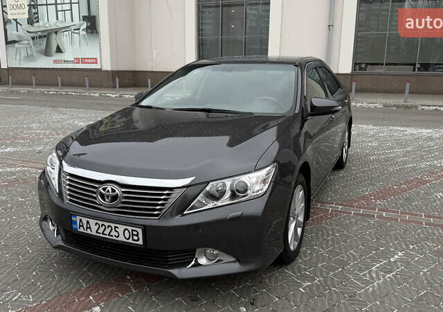 Серый Тойота Камри, объемом двигателя 2.49 л и пробегом 187 тыс. км за 13800 $, фото 1 на Automoto.ua