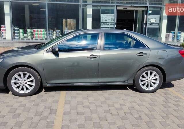 Серый Тойота Камри, объемом двигателя 2.5 л и пробегом 202 тыс. км за 12500 $, фото 1 на Automoto.ua