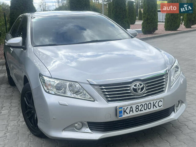 Сірий Тойота Камрі, об'ємом двигуна 2.5 л та пробігом 210 тис. км за 13500 $, фото 1 на Automoto.ua