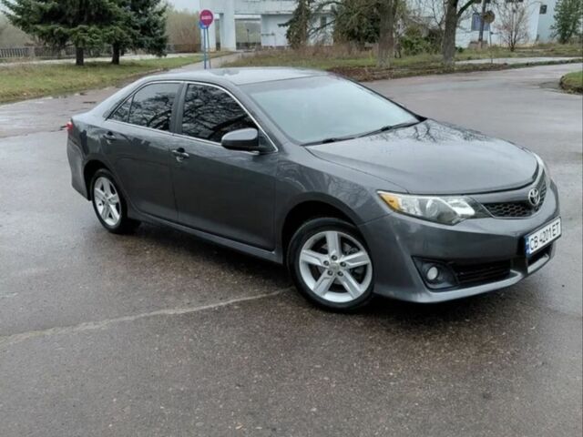 Серый Тойота Камри, объемом двигателя 2.5 л и пробегом 190 тыс. км за 12800 $, фото 1 на Automoto.ua