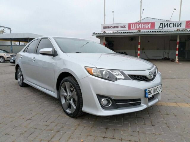 Серый Тойота Камри, объемом двигателя 2.5 л и пробегом 200 тыс. км за 14500 $, фото 1 на Automoto.ua