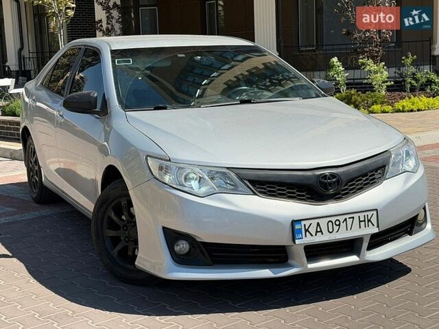 Серый Тойота Камри, объемом двигателя 2.49 л и пробегом 180 тыс. км за 8700 $, фото 1 на Automoto.ua