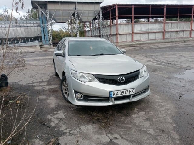 Серый Тойота Камри, объемом двигателя 2.5 л и пробегом 211 тыс. км за 10500 $, фото 1 на Automoto.ua