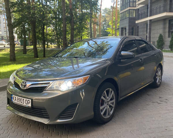Серый Тойота Камри, объемом двигателя 2.49 л и пробегом 340 тыс. км за 10500 $, фото 1 на Automoto.ua