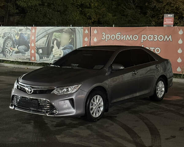 Серый Тойота Камри, объемом двигателя 2.49 л и пробегом 210 тыс. км за 14650 $, фото 1 на Automoto.ua