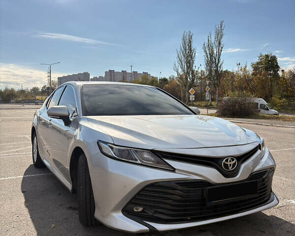 Серый Тойота Камри, объемом двигателя 2.49 л и пробегом 235 тыс. км за 21300 $, фото 1 на Automoto.ua