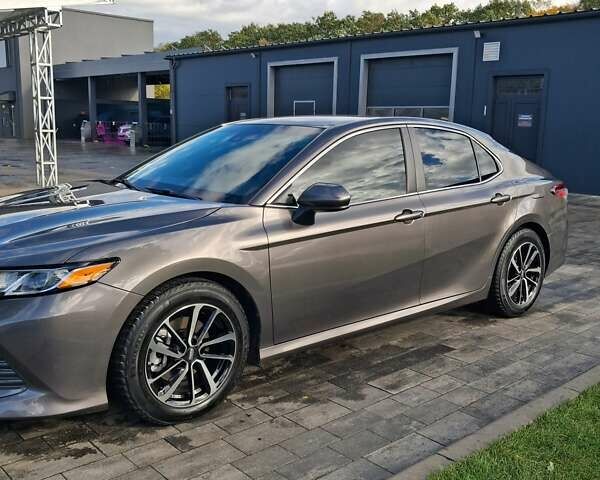 Тойота Камри 2017 в Луцке на Automoto.ua Серый Тойота Камри, объемом двигателя 2.49 л и пробегом 166 тыс. км за 18500 $, фото 1 на Automoto.ua