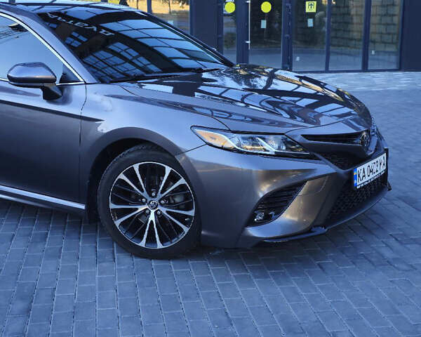 Серый Тойота Камри, объемом двигателя 2.5 л и пробегом 105 тыс. км за 19500 $, фото 1 на Automoto.ua