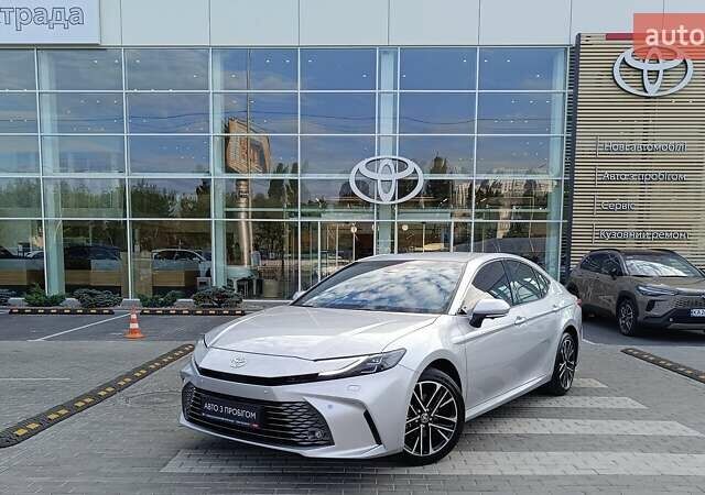 Сірий Тойота Камрі, об'ємом двигуна 2.49 л та пробігом 3 тис. км за 52446 $, фото 1 на Automoto.ua