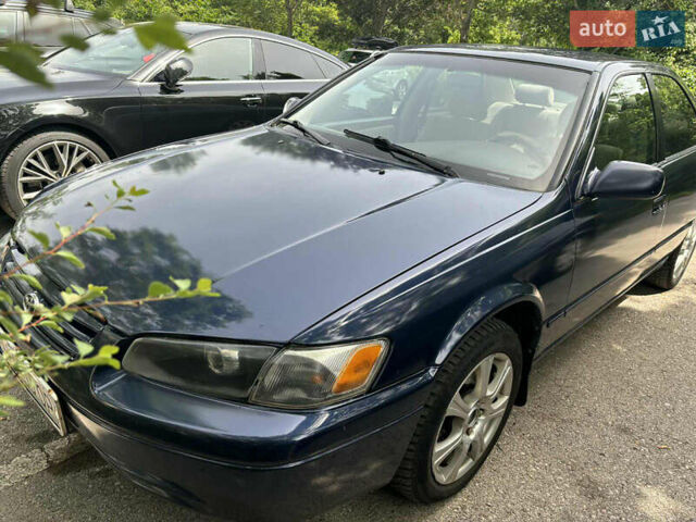 Синий Тойота Камри, объемом двигателя 2.16 л и пробегом 250 тыс. км за 2999 $, фото 1 на Automoto.ua