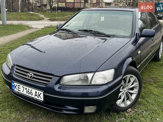 Синий Тойота Камри, объемом двигателя 3 л и пробегом 555 тыс. км за 3300 $, фото 1 на Automoto.ua