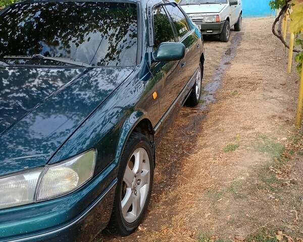Зелений Тойота Камрі, об'ємом двигуна 2.16 л та пробігом 300 тис. км за 3300 $, фото 1 на Automoto.ua