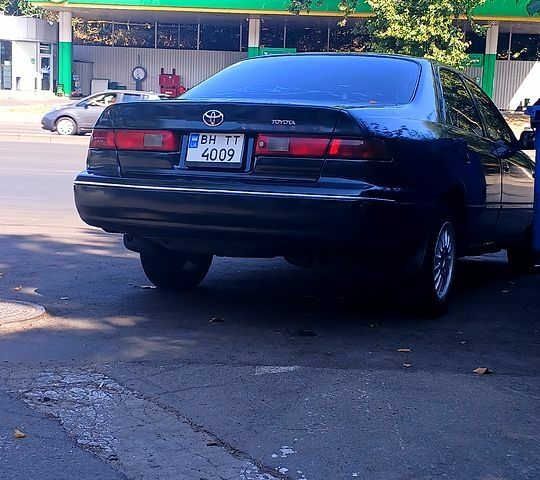 Зелений Тойота Камрі, об'ємом двигуна 2.2 л та пробігом 400 тис. км за 3000 $, фото 1 на Automoto.ua