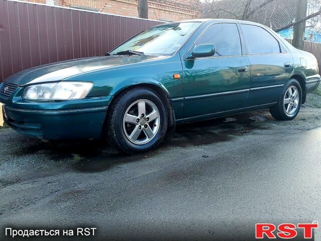 Зеленый Тойота Камри, объемом двигателя 2.2 л и пробегом 470 тыс. км за 3000 $, фото 1 на Automoto.ua