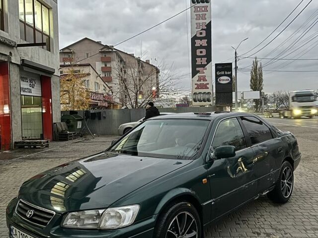 Зеленый Тойота Камри, объемом двигателя 2.2 л и пробегом 570 тыс. км за 2800 $, фото 1 на Automoto.ua