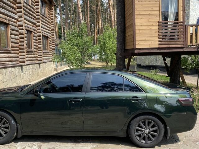 Зеленый Тойота Камри, объемом двигателя 2.5 л и пробегом 300 тыс. км за 8400 $, фото 1 на Automoto.ua