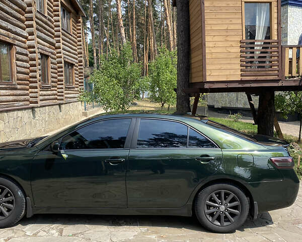 Зеленый Тойота Камри, объемом двигателя 2.49 л и пробегом 300 тыс. км за 8200 $, фото 1 на Automoto.ua