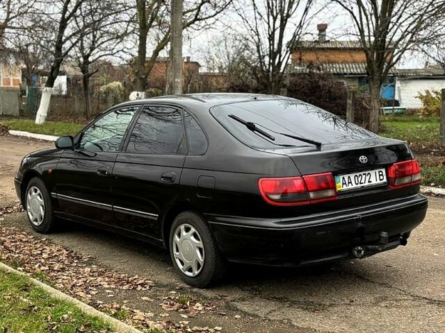 Черный Тойота Карина, объемом двигателя 1.8 л и пробегом 210 тыс. км за 1799 $, фото 1 на Automoto.ua