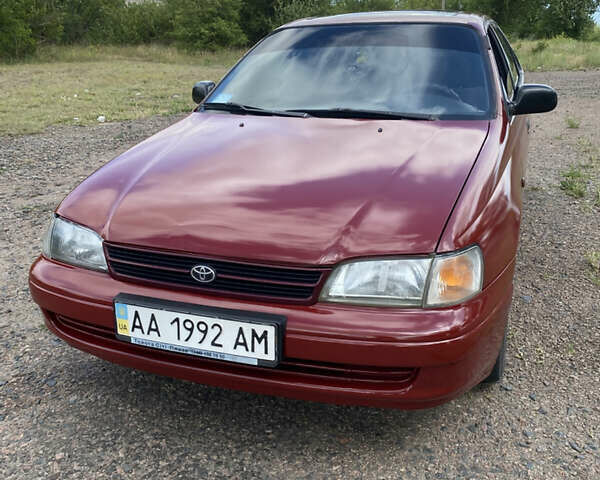 Червоний Тойота Каріна, об'ємом двигуна 1.6 л та пробігом 260 тис. км за 2100 $, фото 1 на Automoto.ua