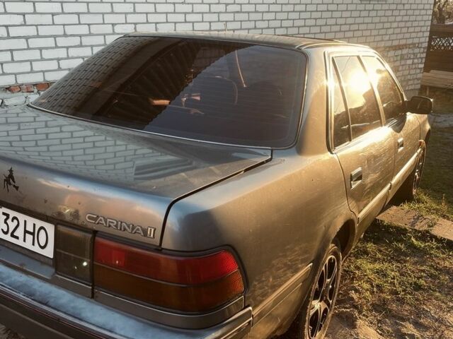 Серый Тойота Карина, объемом двигателя 1.6 л и пробегом 500 тыс. км за 600 $, фото 1 на Automoto.ua